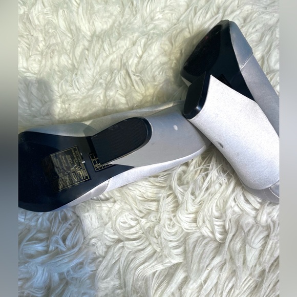 Silver shoes Size 9. - Picture 4 of 14
